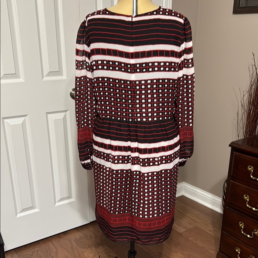 Chic Red and Black Geometric Dress - Picture 3 of 9